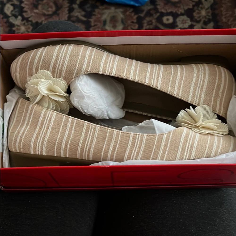 Aerosoles Beige Striped Women's Flats size 9 and 1/2 M